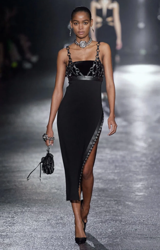 El arnés de cuero es el accesorio más sensual del otoño 2023. Foto: Pinterest.