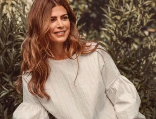 Juliana Awada marca tendencia con el look comfy que es tendencia esta primavera: jeans más suéter de hilo