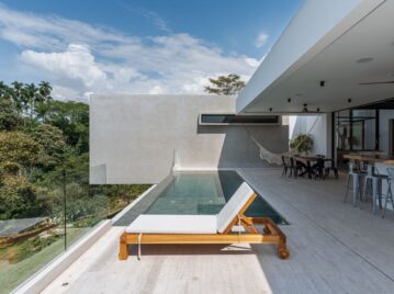 Así se diseñó una casa simple y minimalista con vistas privilegiadas