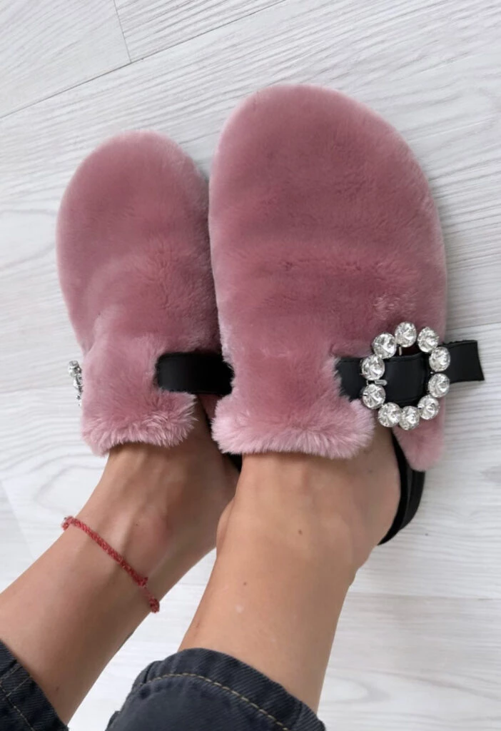 Así son los zapatos "furry" de Nicole