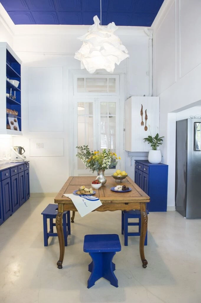 Azul sobre blanco, las señas particulares de la cocina de Belu Melamed. 