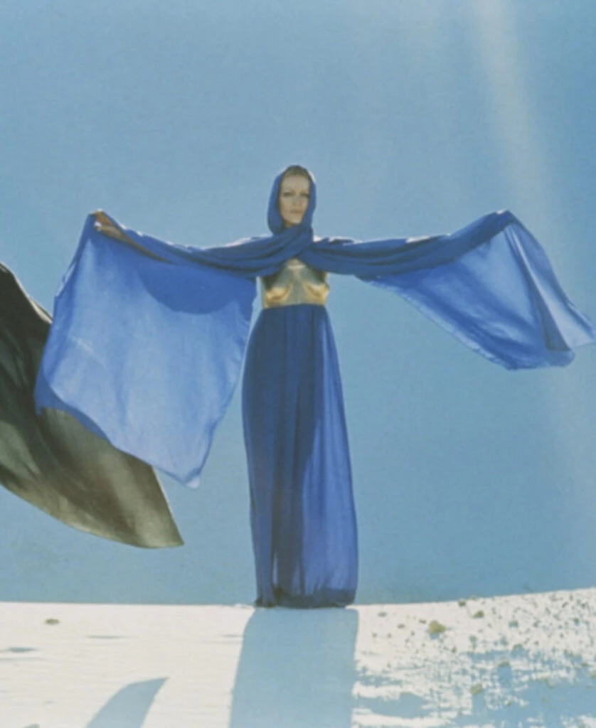 Saint Laurent incorporó el breastplate en su colección otoño 1969. Foto: Instagram.