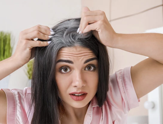 La fórmula para eliminar las canas de manera natural que se hizo viral en redes sociales