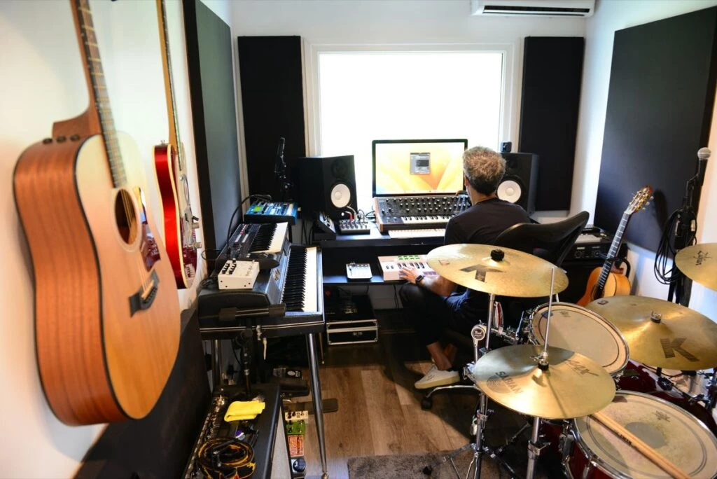 Es una casa a la medida de su dueño de casa, un empresario y productor musical, y su hijo de 18 años, estudiante de producción musical y music business.