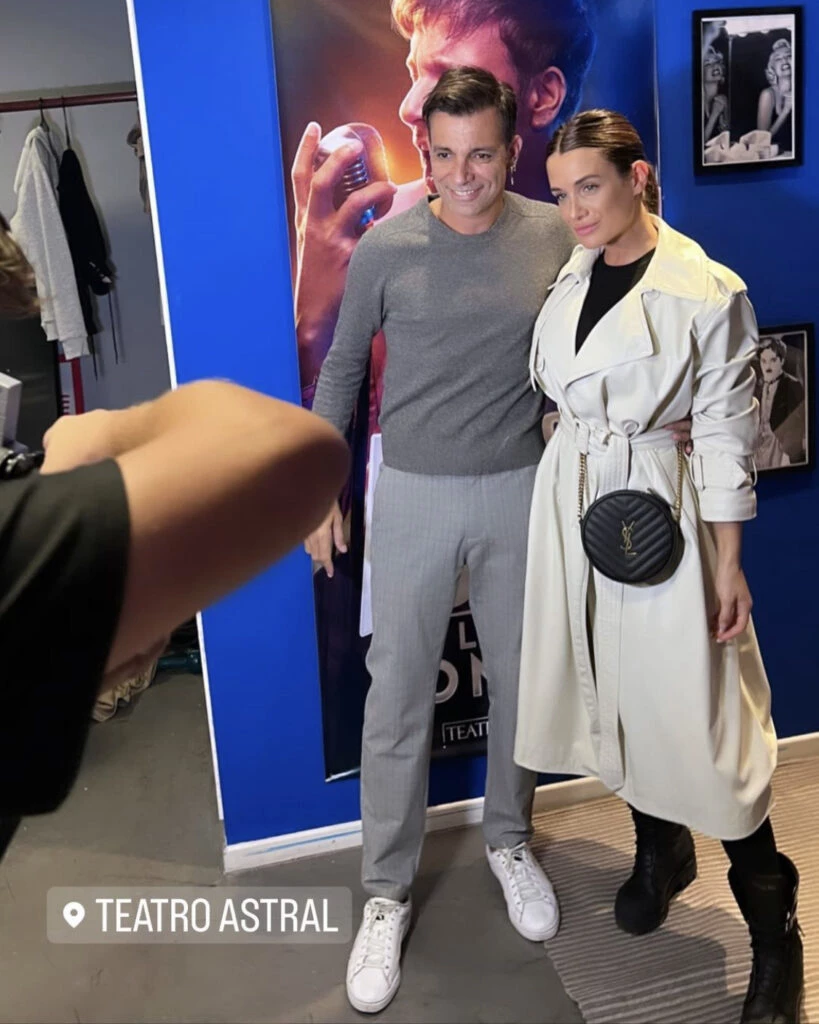 Cami Homs fue al teatro con una cartera muy chic