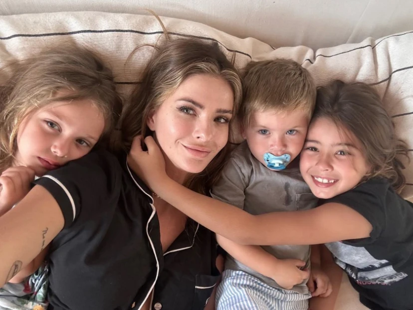 China Suárez con sus hijos