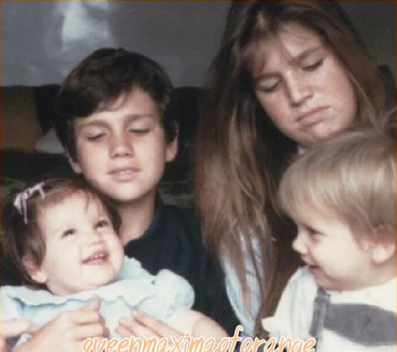 Máxima con sus hermanos, todos chiquitos