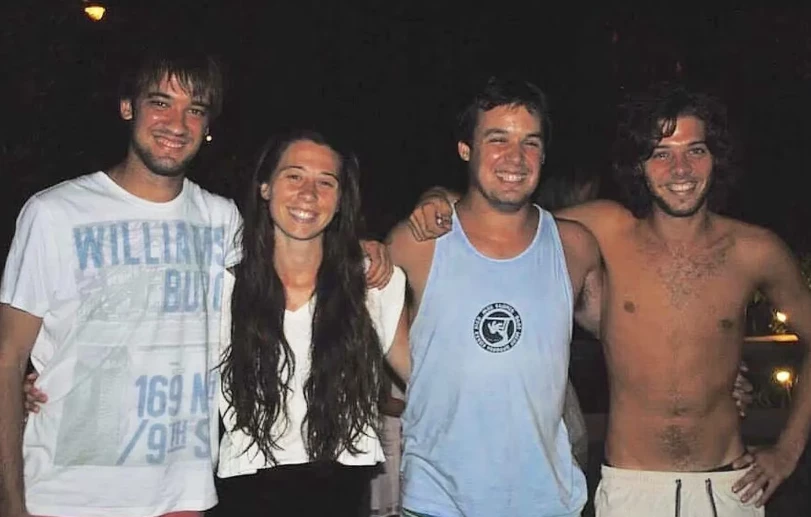 Santiago Maratea junto a sus hermanos