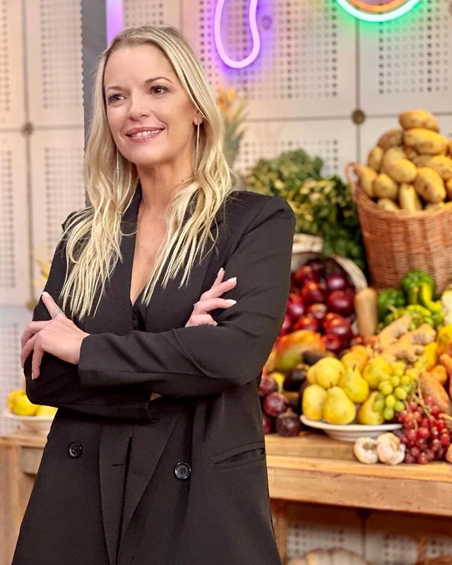 Carina Zampini con look sofisticado en tono negro