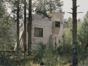 Casa Alférez: un imponente refugio de hormigón en el medio de la selva