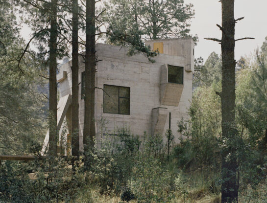 Casa Alférez: un imponente refugio de hormigón en el medio de la selva