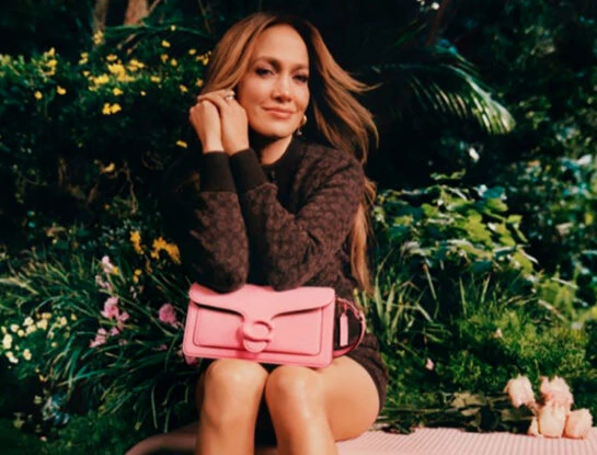 Jennifer Lopez protagoniza la campaña de Coach con carteras en tonos pastel