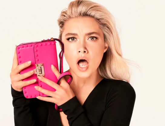 Florence Pugh presenta las nueva cartera de Valentino que todas vamos a querer tener