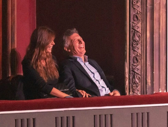 Juliana Awada y Mauricio Macri a los besos en la calle Corrientes