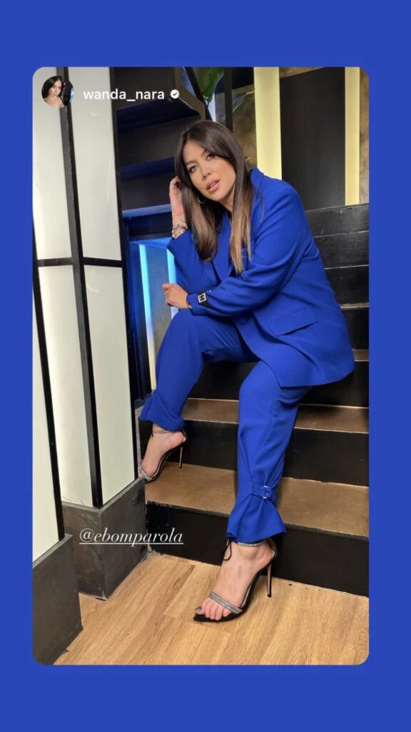 El look azul de Wanda Nara