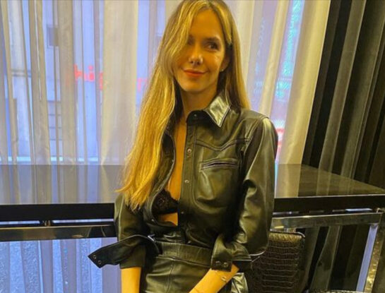 El look eco cuero de Julieta Nair Calvo para ir al teatro