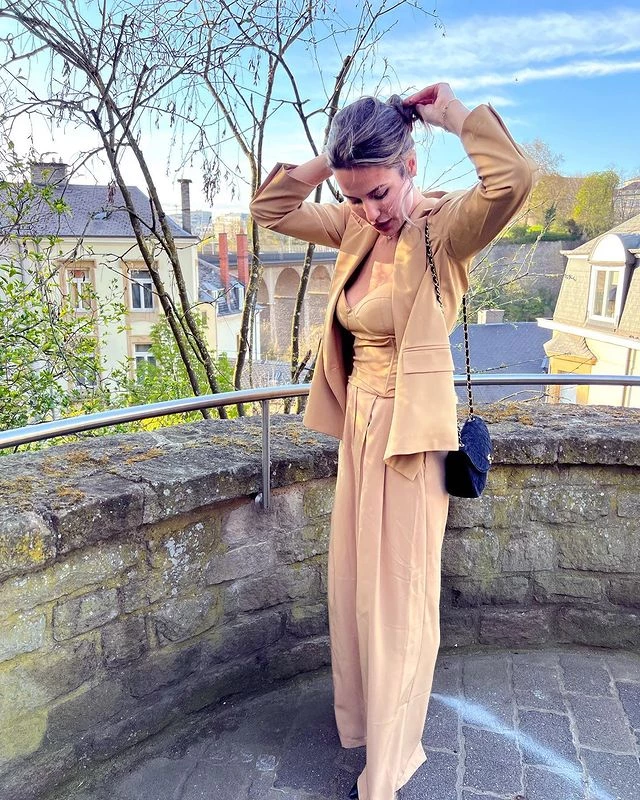 El look sastrero en color beige de Luli Fernández