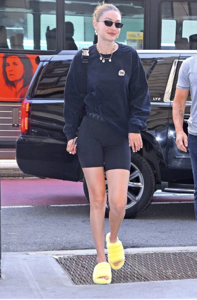 Fluffy sandals, lo último en zapatos. Foto: Pinterest.