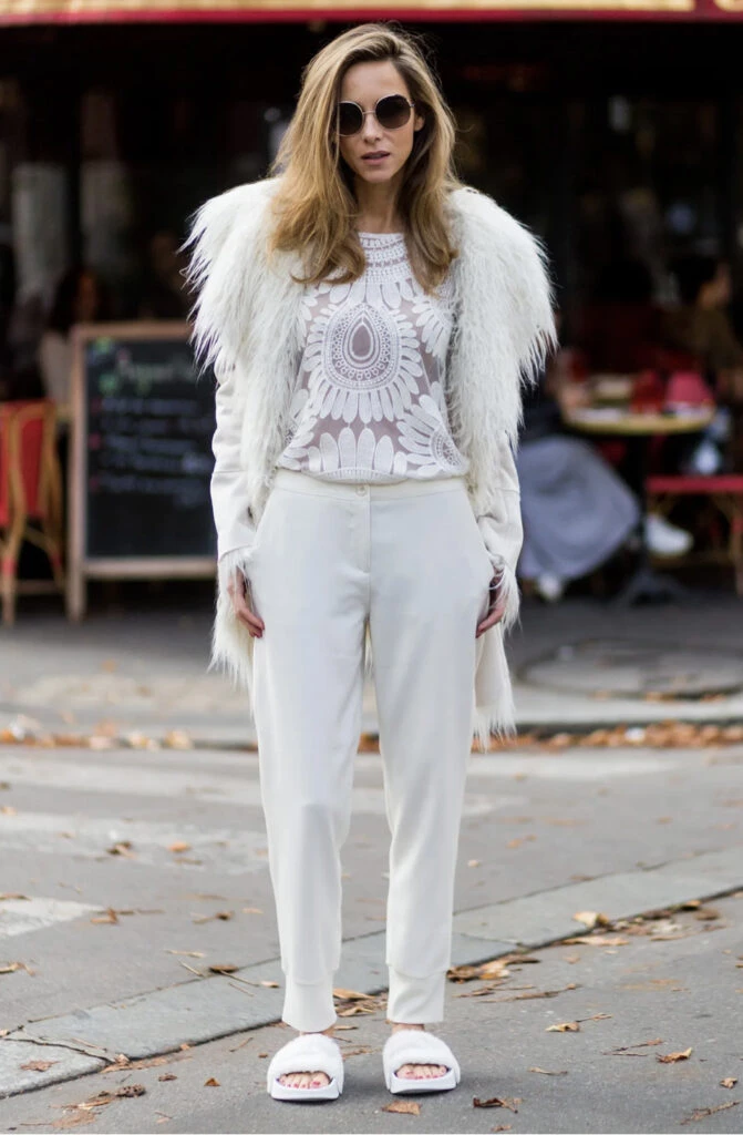 Fluffy sandals, lo último en zapatos. Foto: Pinterest.