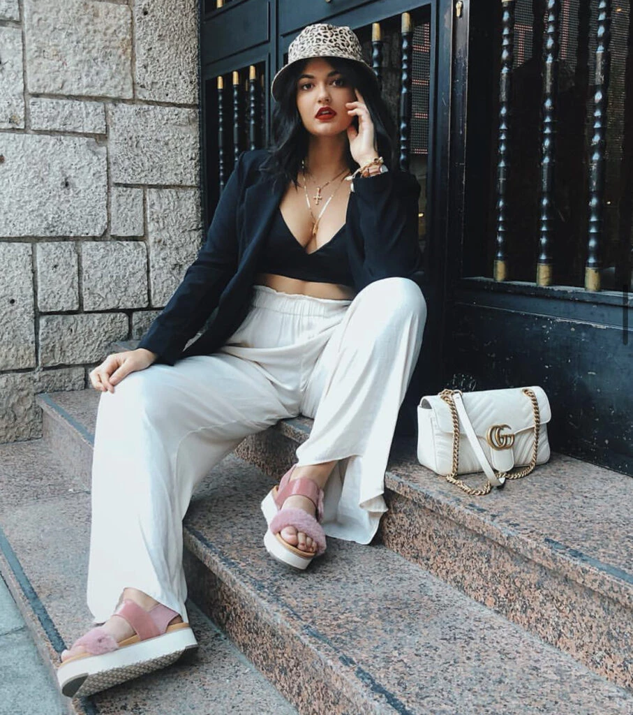 Fluffy sandals, lo último en zapatos. Foto: Pinterest.