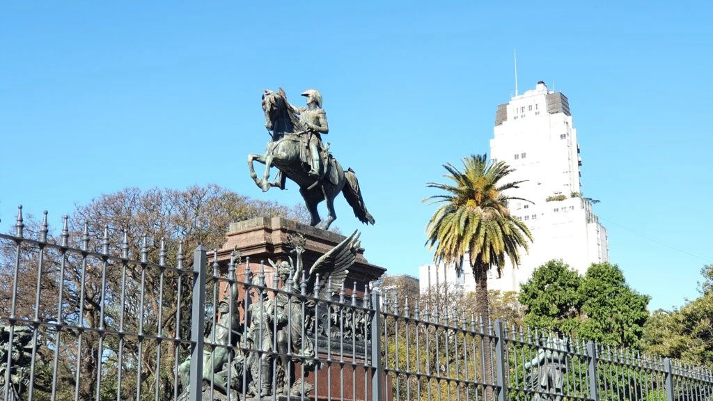 Estatua de San Martín en la plaza homónima