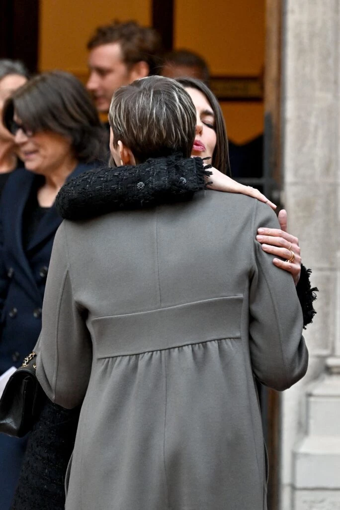  Charlotte Casiraghi en la misa por los 18 años del fallecimiento de su abuelo. Foto: Fotonoticias.