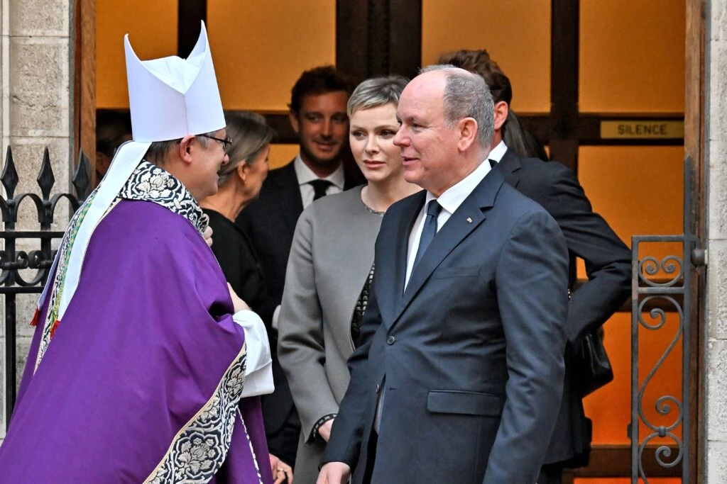 Pierre Casiraghi, la princesa Charlene y el principe Alberto II de Mónaco. Foto: Fotonoticias.