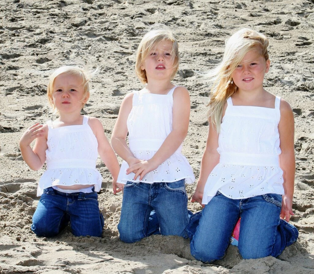 La princesa Ariane junto a sus hermanas