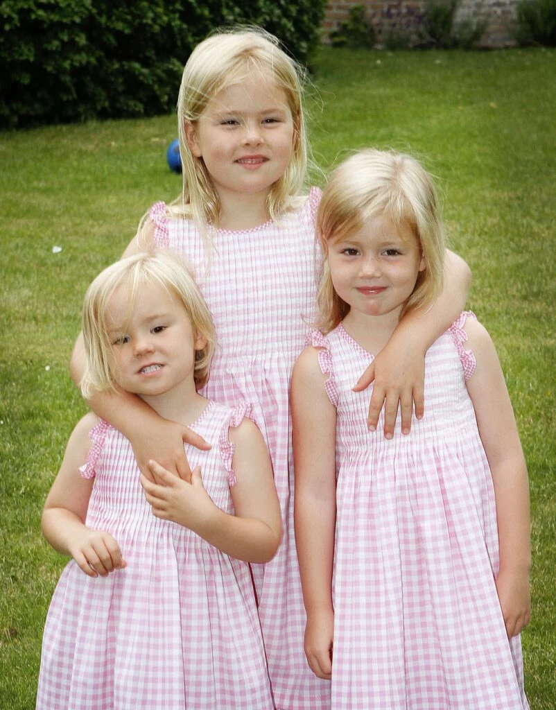 La princesa Ariane junto a sus hermanas