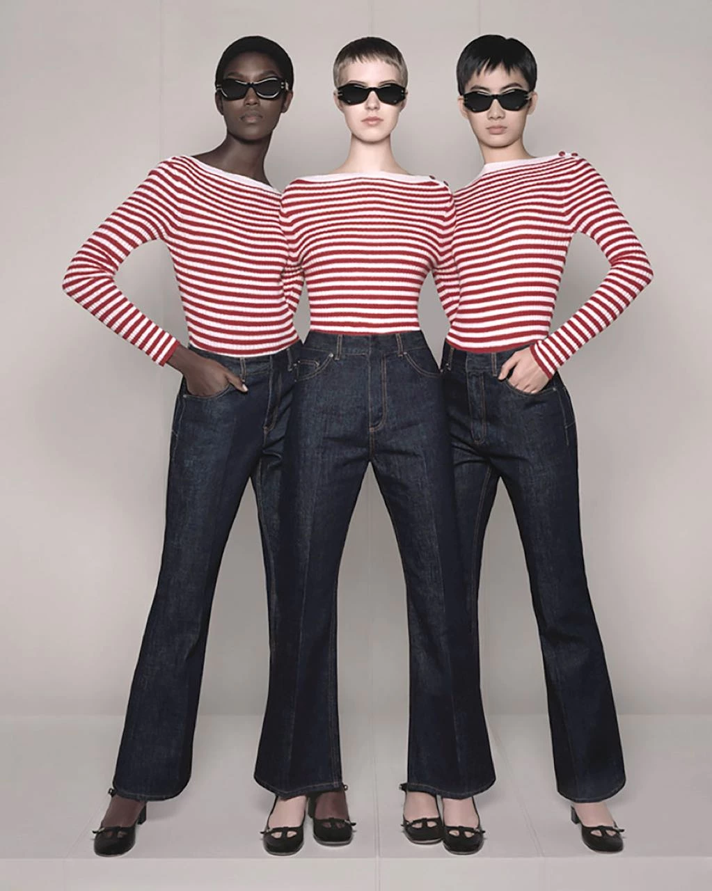 DIOR presentó su colección de jeans primavera-verano 2023 llamada Dior 8, que reinventa en denin en piezas elegantes, informales e infinitamente modernas.