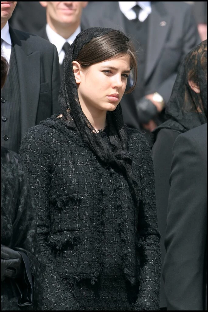  Charlotte Casiraghi hace 18 años con el mismo look en el funeral de su abuelo. Foto: Fotonoticias.