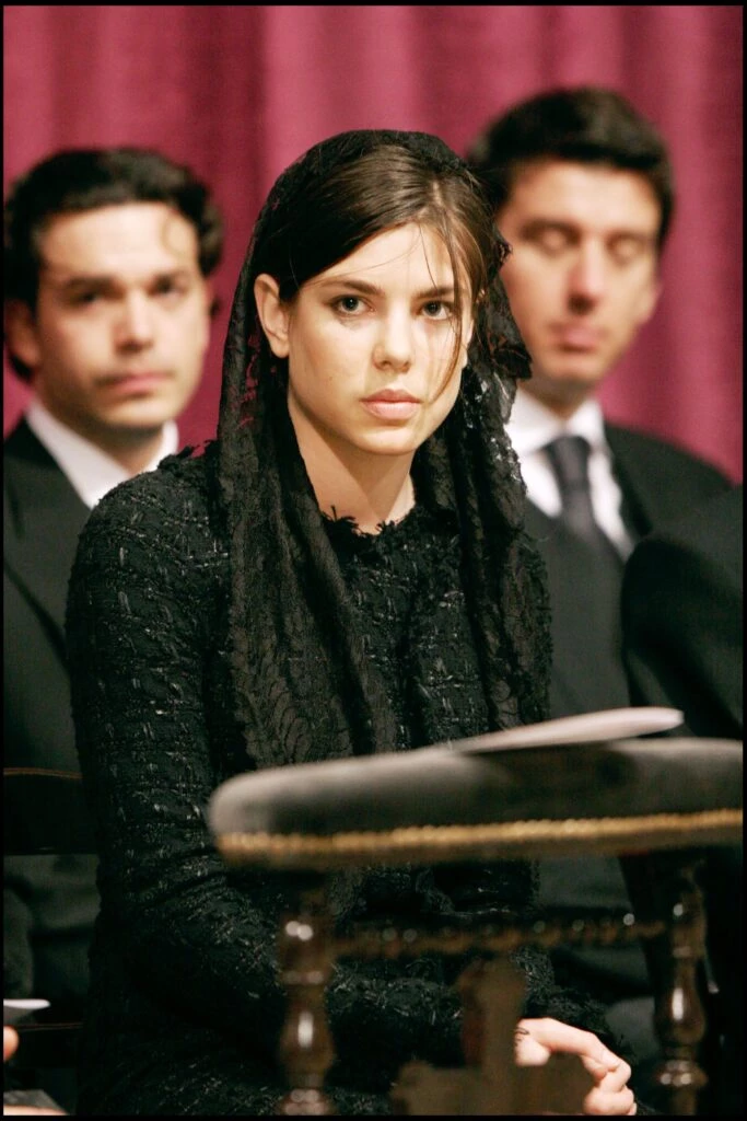  Charlotte Casiraghi hace 18 años con el mismo look en el funeral de su abuelo. Foto: Fotonoticias.