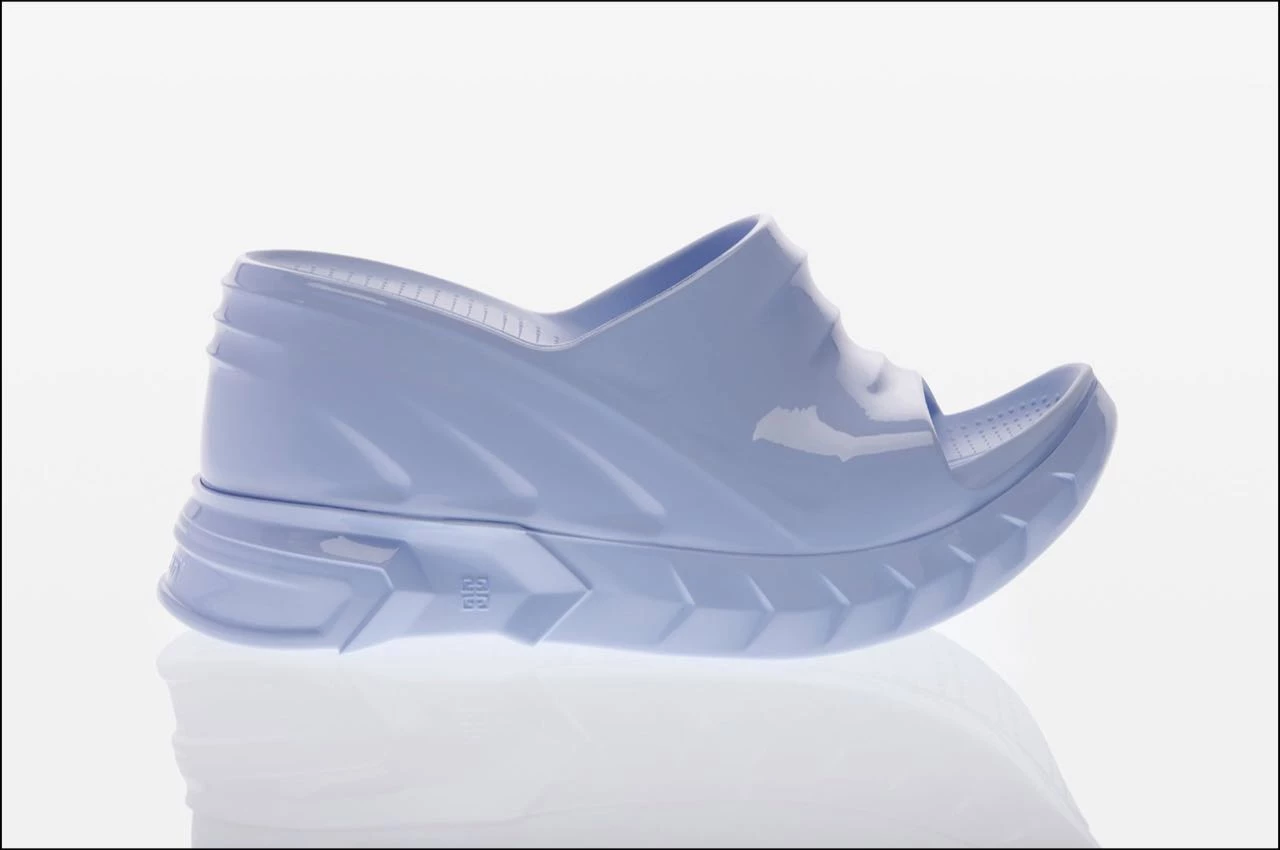 Givenchy relanza su zapato modelo "Marshmallow" en su versión verano 2023.