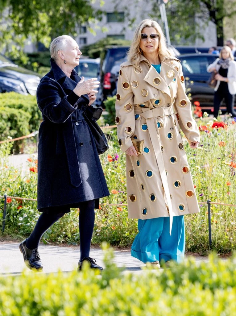 Máxima con un trench cut out en la semana del diseño de milan