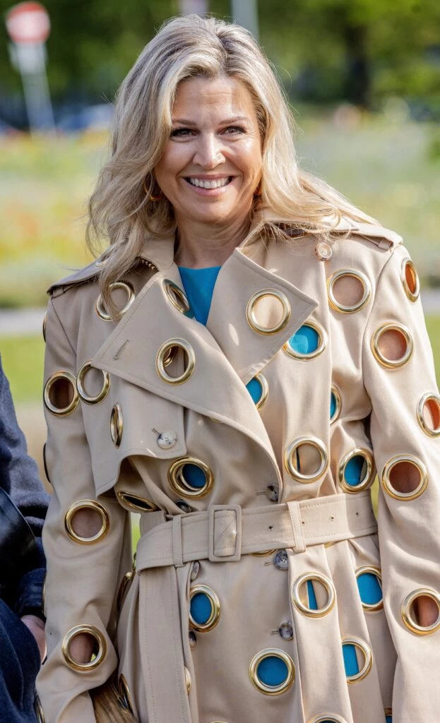 Máxima con un trench cut out en la semana del diseño de milan