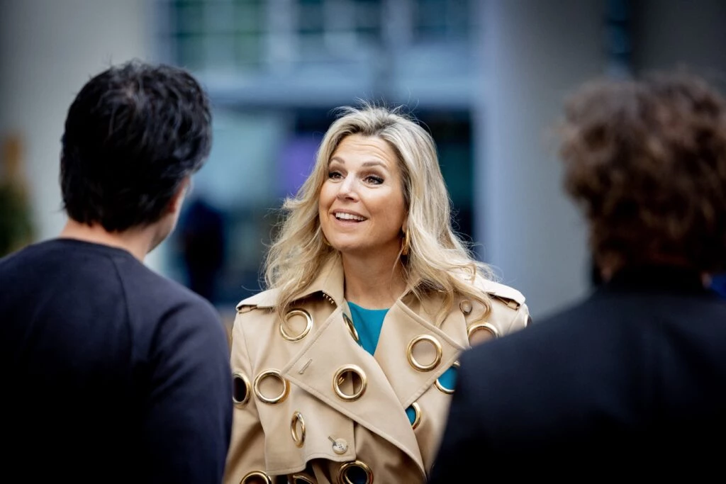 Máxima con un trench cut out en la semana del diseño de milan