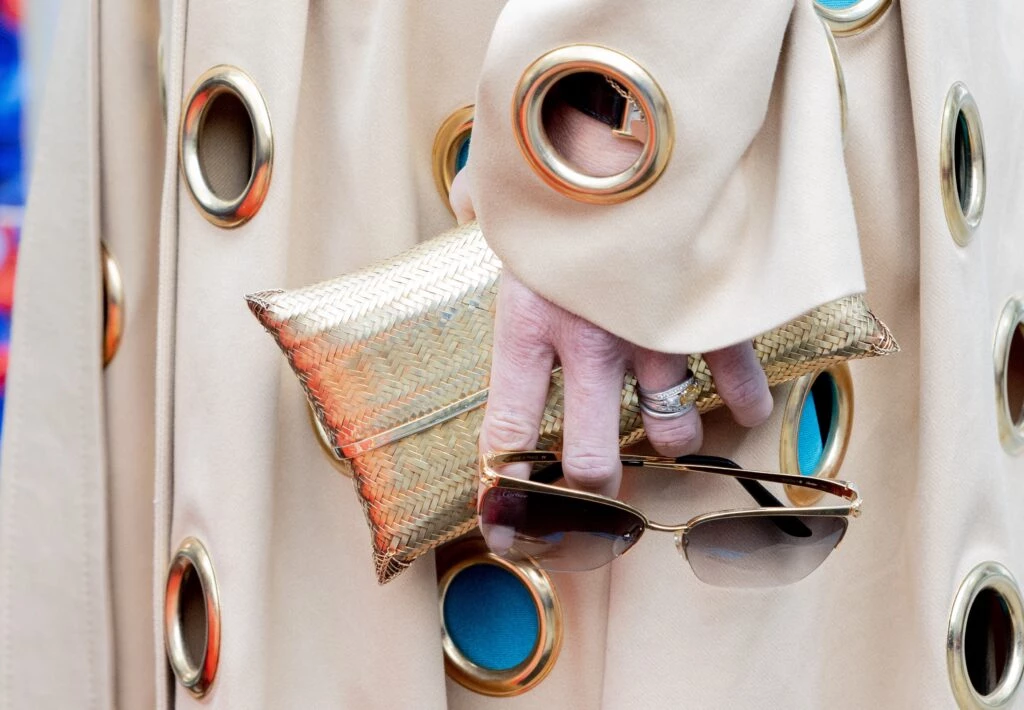 Máxima con un trench cut out en la semana del diseño de milan