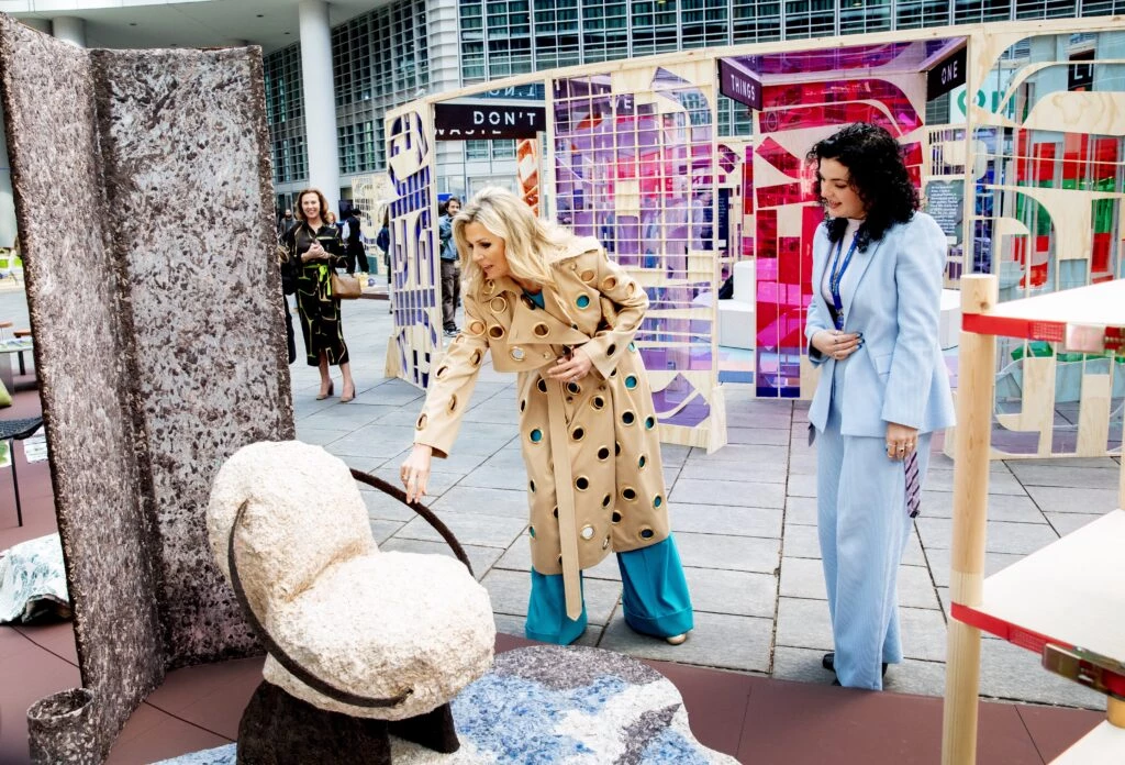 Máxima con un trench cut out en la semana del diseño de milan