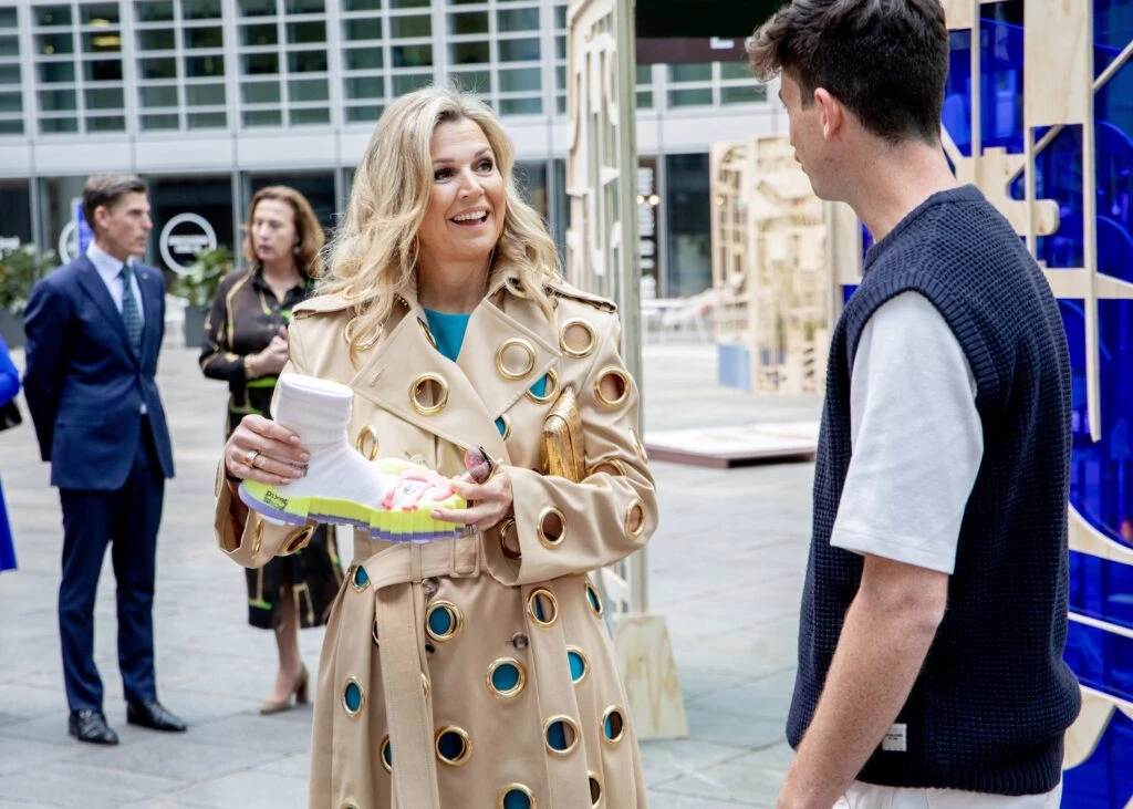 Máxima con un trench cut out en la semana del diseño de milan