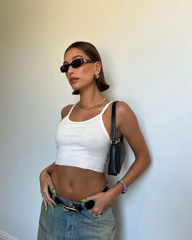 Hailey Bieber apuesta por la manicura verde neón