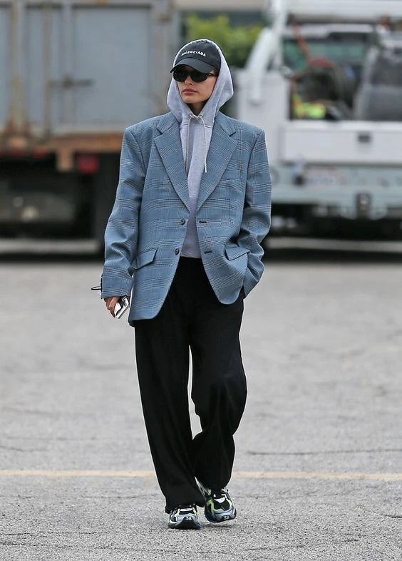 Hailey Bieber con blazer y buzo