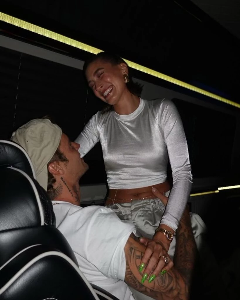 Hailey Bieber junto a su esposo Justin