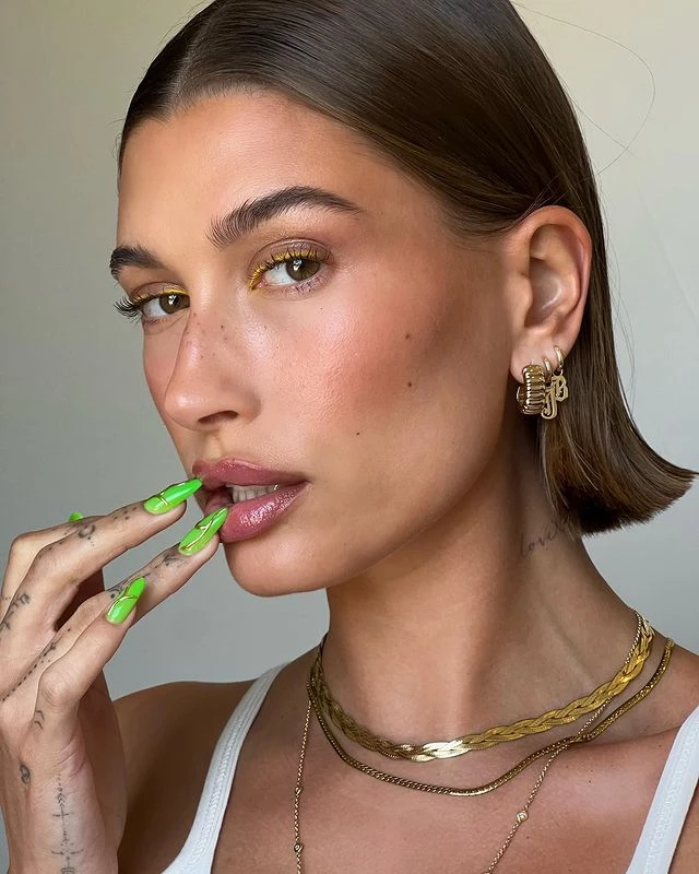 Hailey Bieber luce uñas verde neón, el tono que llegó para quedarse