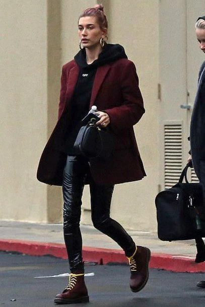 Hailey Bieber luciendo blazer y buzo