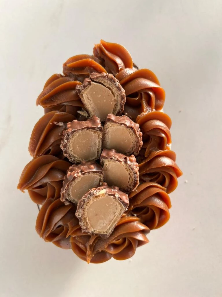 Huevo de pascuas relleno de dulce de leche y crema oreo