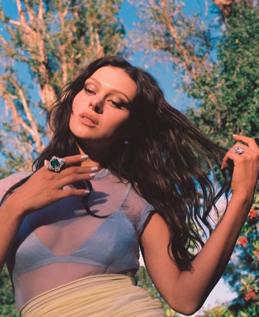 Icy nails, por Nicola Peltz Beckham