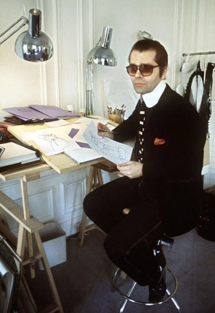 Karl Lagerfeld y sus bocetos. Foto: Pinterest.
