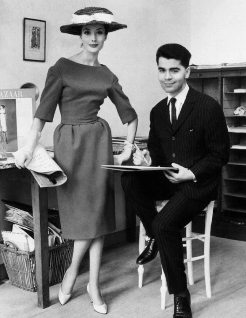 Karl Lagerfeld en la maison de Patou. Foto: Pinterest. 