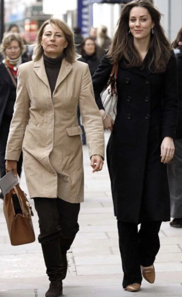 Kate Middleton y su mamáKate Middleton y su mamá. Foto: Pineterest.