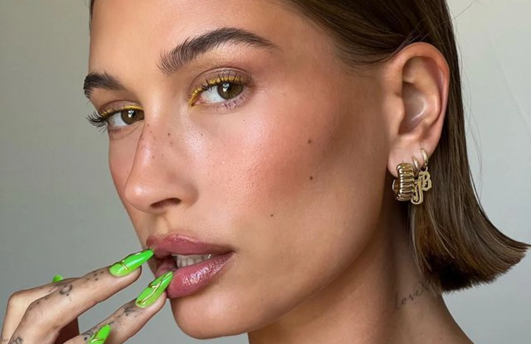 La manicura neón que impone Hailey Bieber